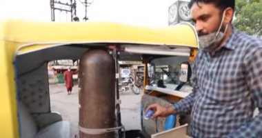 هندى يحول "توك توك" لسيارة إسعاف مجهزة لنقل مصابي كورونا بالمجان .. فيديو