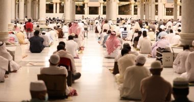 قاصدو المسجد النبوى يؤدون آخر صلاة جمعة فى رمضان المبارك