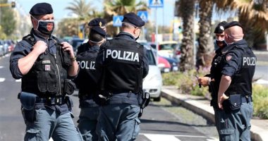 الشرطة الإيطالية تعثر على مخبأ أسلحة ضخم فى متجر للفاكهة بنابولى