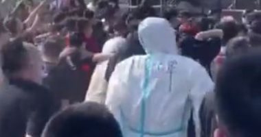 رجل يرتدى بدلة واقية فى مهرجان موسيقى لتوعية المشاركين بخطر كورونا.. فيديو