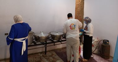 مطبخ الخير يطعم 300 صائم من أهالى إحدى قرى المنوفية يوميا.. فيديو وصور