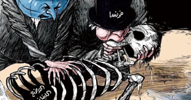 فرنسا تحاول إنقاذ لبنان بقبلة الحياة فى كاريكاتير سعودى