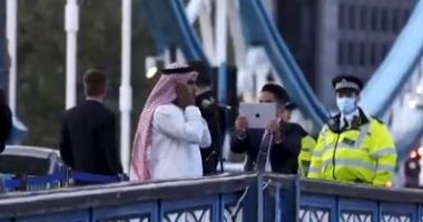"مشهد تاريخي" لحظة رفع أذان المغرب أعلى جسر لندن لإفطار الجالية المسلمة.. فيديو