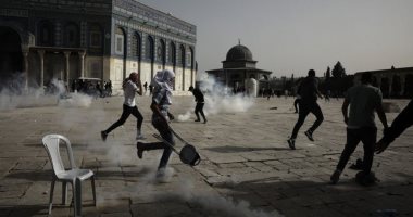 مواجهات ساخنة بين الفلسطينيين وجيش الاحتلال فى مدينة القدس المحتلة.. باحات المسجد الأقصى تتحول لساحة حرب بسبب الاقتحام الاسرائيلى.. وتل أبيب تغلق شوارع البلدة القديمة بذريعة تأمين مسيرة للمستوطنين.. صور