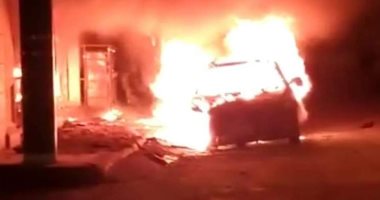 الحماية المدنية بالإسكندرية تسيطر على حريق فى معرض سيارات دون اصابات.. صور