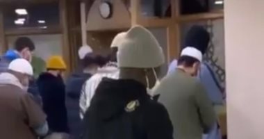 الفرنسي كانتي نجم تشيلسي يؤدي الصلاة فى إحدى مساجد لندن.. فيديو وصور