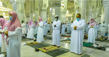 المصلون بالمسجد الحرام يختمون القرآن فى أجواء روحانية.. صور