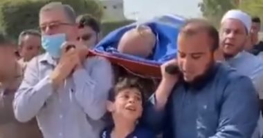 الله يسهل عليك يابا.. طفل فلسطينى يلاحق جنازة والده ضحية قصف إسرائيلى.. فيديو