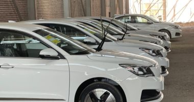 وزير قطاع الأعمال يزور "النصر للسيارات" ويتفقد 13 سيارة "E70" لعمل الاختبارات لها