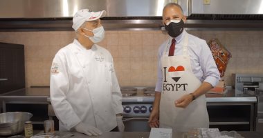 سفير أمريكا بالقاهرة يصنع الكحك مرتديا ملابس كتب عليها "أنا أحب مصر".. فيديو