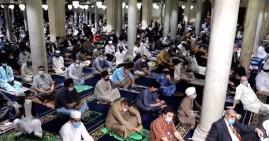 المئات يؤدون صلاة عيد الفطر بالجامع الأزهر.. ومنع الدخول بدون الكمامة