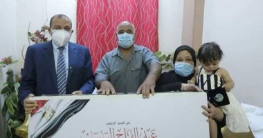 رئيس جامعة بنى سويف يسلم هدية الرئيس السيسى لأسرة ريهام شهيدة القطاع الطبى