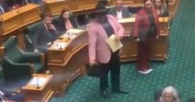 نائب يرقص "هاكا" في البرلمان النيوزيلندي ويُطرد لإهانته الأعضاء.. فيديو