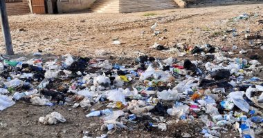 أهالى العمرية بكفر الشيخ يشكون من انتشار القمامة امام المسجد.. رئيس المدينة يستجيب