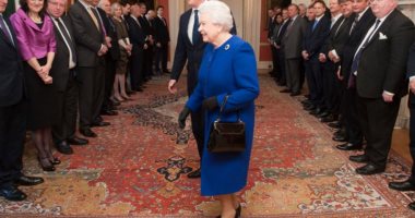 مكافآت لكلابها وكاميرا .. الكشف عن أسرار محتويات حقيبة يد الملكة إليزابيث