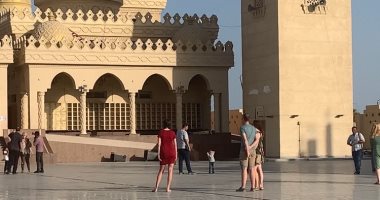 شاهد.. سياحة الأجانب بمدن الغردقة وعلى رأسها مسجد الميناء الكبير.. فيديو وصور  