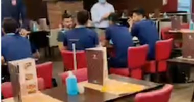 لاعبو الأهلي فى المطعم قبل السفر إلى جنوب أفريقيا لمواجهة صن داونز.. فيديو