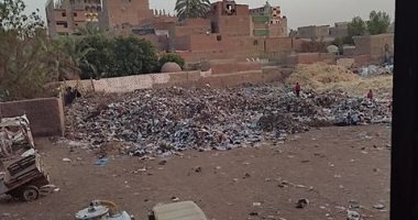 رئيس مدينة أبو تيج بأسيوط يستجيب لمناشدة بإزالة القمامة وإصلاح الصرف الصحى