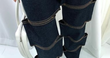 تصميم غريب لبنطلون جينز يلفت الانتباه.. تمت خياطة أجزاء فيه بشكل متعرج