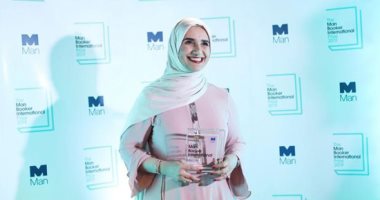جوخة الحارثى أول عربية تفوز بجائزة مان بوكر..ما موضوع روايتها "سيدات القمر"؟