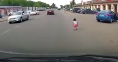 نجاة طفلة صغيرة بعد سقوطها من سيارة على طريق سريع.. فيديو