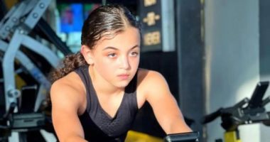 "دانية" طفلة تنافس المحترفين في صالات الألعاب الرياضية