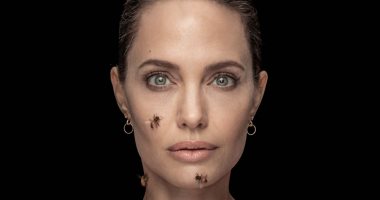 النحل يغطى وجه أنجلينا جولي.. والنجمة: لم أستحم 3 أيام من أجل الصور