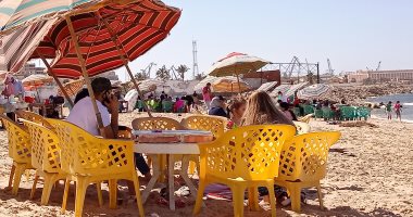 توافد المواطنين على شاطئ مدينة بورفؤاد فى بورسعيد وسط إجراءات احترازية.. صور