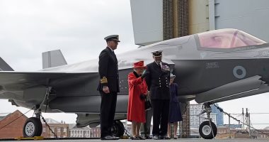 صور.. الملكة إليزابيث تتفقد حاملة طائرات بريطانية جديدة تحمل اسمها