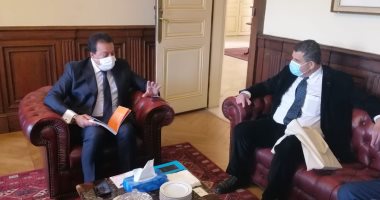 وزير التعليم العالى يبحث تدريب الأطباء المصريين على تقنيات علاج السرطان بفرنسا