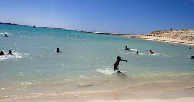 عودة الروح لشواطئ مطروح.. إقبال المواطنين فى ثانى أيام فتحها.. فيديو وصور