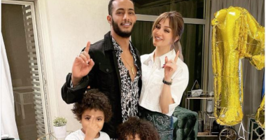 محمد رمضان وزوجته وأبناؤه يحتفلون بعيد ميلاده الـ33 بشعار "نمبر1"