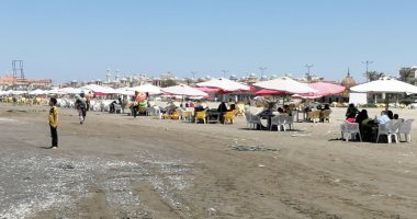 دقوا الشماسى.. أطفال وكبار بشواطئ بورسعيد بعد توقفها أكثر من عام (لايف وصور)