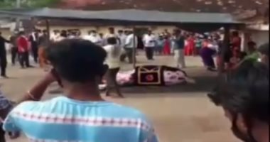 مئات الهنود يكسرون الإجراءات الاحترازية لفيروس كورونا لحضور جنازة حصان.. فيديو