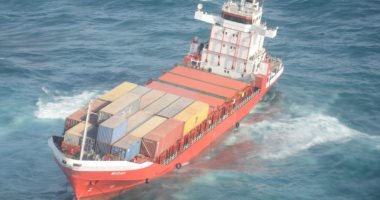 صور.. الأمن البحري العماني ينقذ 12 شخصا من سفينة جانحة قبالة سواحل ظفار