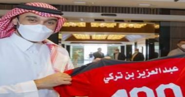 اتحاد الكرة يٌهدي قميص المنتخب إلى رئيس الاتحاد العربي