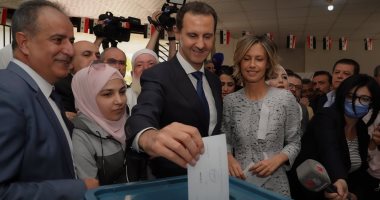 التليفزيون السورى: بشار الأسد يدلى بصوته فى انتخابات الرئاسة بدوما.. صور