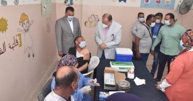 محافظ أسيوط يشهد فعاليات حملة تطعيم المواطنين بلقاح كورونا بمركز شباب ناصر 