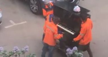 "مزاجهم رايق" عمال بلدية يعزفون على بيانو أثناء نقله بأحد أحياء موسكو.. فيديو