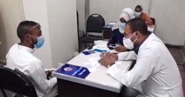 شاهد تطعيم المواطنين بلقاح كورونا داخل مركز أورام أسوان