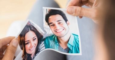 مطورة طاقة تحذر: 7 أخطاء تهدد العلاقة الزوجية أبرزها صوركم على التورتة