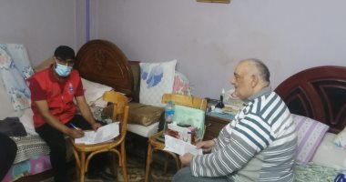 رجال الإسعاف بالسويس يشاركون فى تطعيم كبار السن بلقاح كورونا منزليا