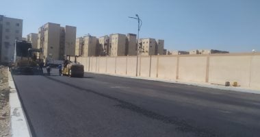 العمال يتسابقون يوم الجمعة لرصف الطرق والشوارع فى بورسعيد