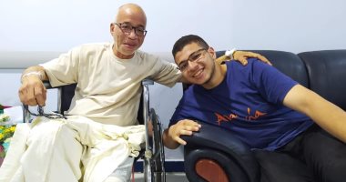 الابتسامة على وجه شريف دسوقى خلال زيارة ابنه آدم له فى المستشفى.. صور