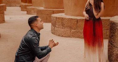 غرام فى الأقصر.. سائح يفاجئ صديقته بطلب الزواج منها وآخر يقدم الخاتم بالكرنك