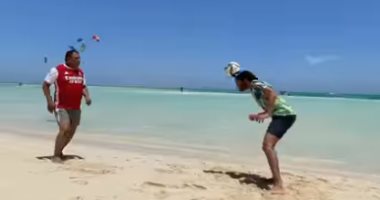 محمد الننى فى مباراة تحدٍ استعراضية مع والده على الشاطئ.. فيديو