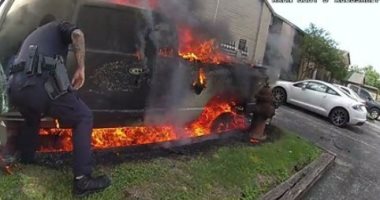 شرطيان أمريكيان ينقذان رجلًا من شاحنة محترقة.. فيديو وصور