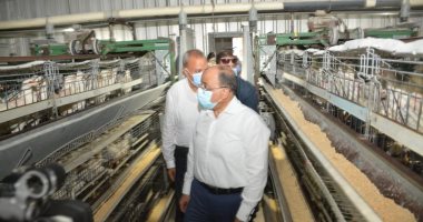 وزير التنمية المحلية يختتم زيارته للقليوبية بتفقد مشروع إنتاج 30مليون بيضة..صور