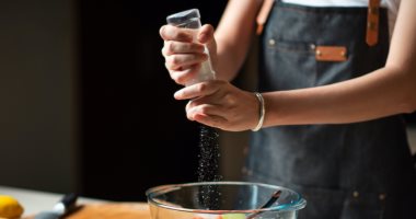 دراسة: تناول الكثير من الملح يؤثر على نسبة السكر فى الدم