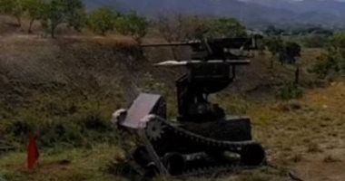 لحظة تجربة روبوت قتالى آلى مزود بمدفع رشاش وقاذفات قنابل فى فنزويلا.. فيديو